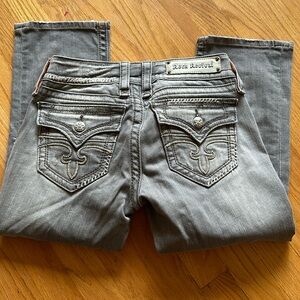 Rock revival, gray capris